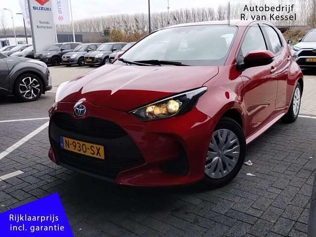 Rood Occasion 2022 Toyota Yaris Active Hatchback | € 18.890 (Goede deal) - Afbeelding 1/4
