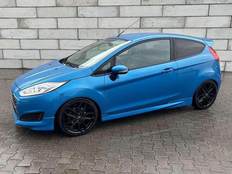 Blauw Gebruikt 2015 Ford Fiesta Titanium Hatchback | € 5.250 (Eerlijke prijs) - Afbeelding 1/4