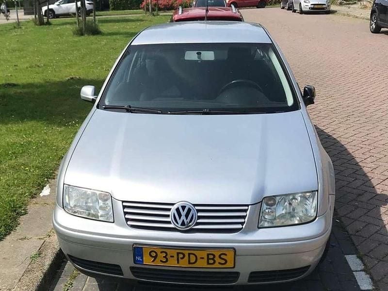 Zilver Gebruikt 2004 VW Bora Sedan | € 1.350 (Eerlijke prijs) - Afbeelding 1/4
