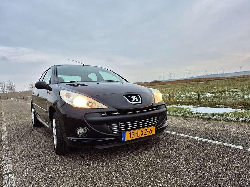 Zwart Occasion 2010 Peugeot 206 Sedan | € 3.450 (Eerlijke prijs) - Afbeelding 1/4
