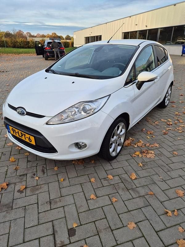 Wit Gebruikt 2010 Ford Fiesta Titanium Hatchback | € 3.750 (Goede deal) - Afbeelding 1/4