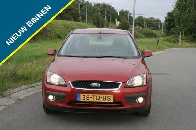 Oranje Gebruikt 2006 Ford Focus Futura Stationwagen | € 2.349 (Eerlijke prijs) - Afbeelding 1/4