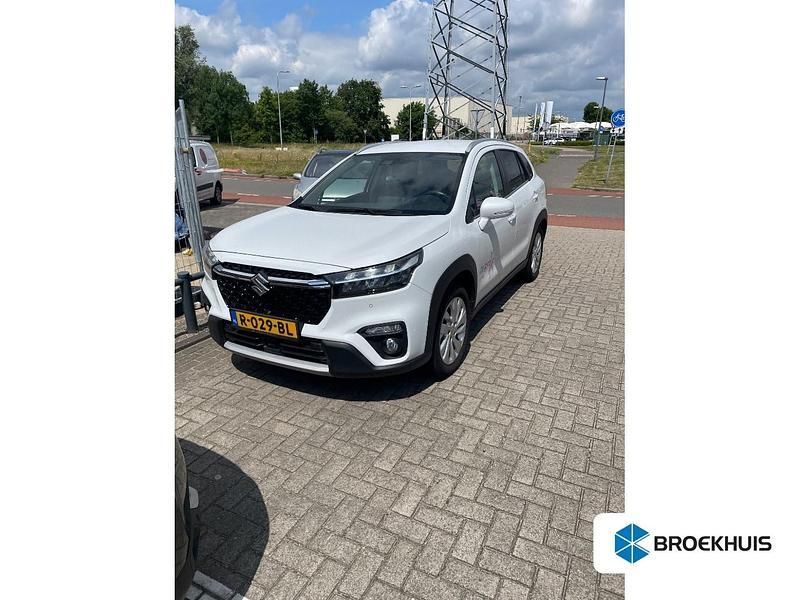 Wit Gebruikt 2022 Suzuki SX4 S-Cross SUV | € 25.400 (Eerlijke prijs) - Afbeelding 1/3