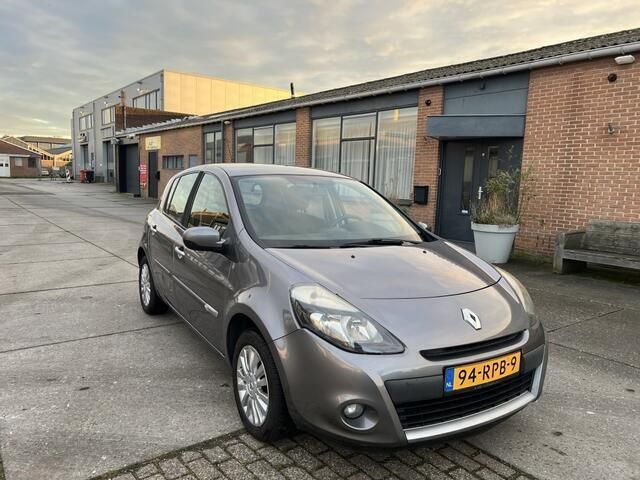 Grijs Gebruikt 2011 Renault Clio II Collection Hatchback | € 2.950 (Eerlijke prijs) - Afbeelding 1/4