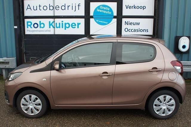 Bruin Gebruikt 2015 Peugeot 108 Active Hatchback | € 6.980 (Eerlijke prijs) - Afbeelding 1/4