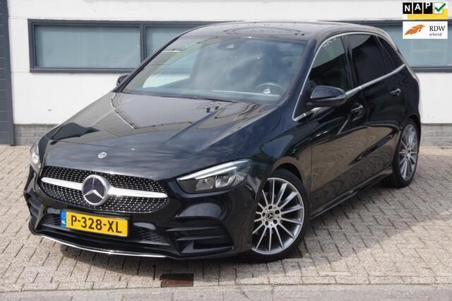 Zwart, metallic lak Gebruikt 2020 Mercedes B180 Premium Plus MPV | € 26.450 (Eerlijke prijs) - Afbeelding 1/4