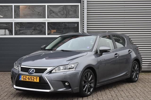 Grijs Gebruikt 2015 Lexus CT200h Luxury Line Hatchback | € 14.940 (Eerlijke prijs) - Afbeelding 1/4