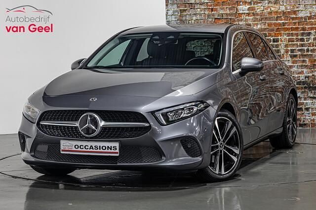 Grijs Gebruikt 2020 Mercedes A180 Premium Plus Hatchback | € 22.695 (Goede deal) - Afbeelding 1/4
