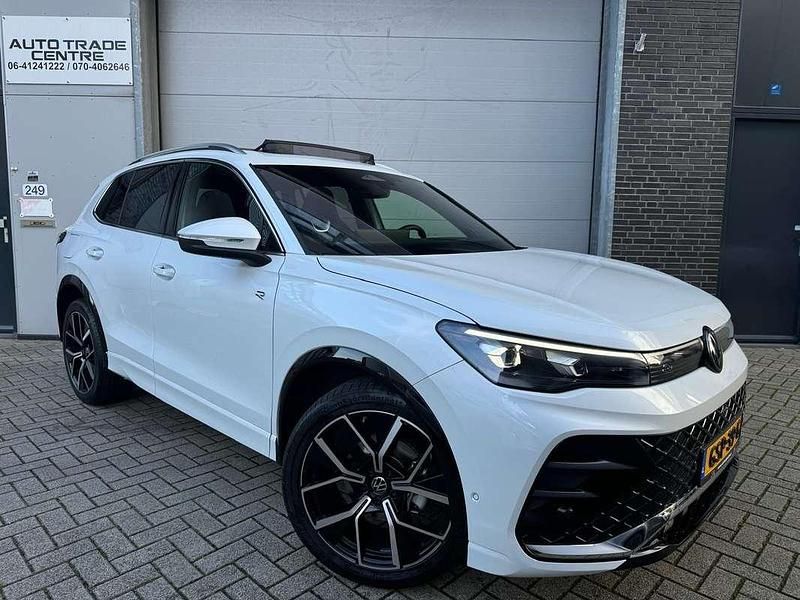 Wit Occasion 2024 VW Tiguan R-line SUV | € 50.950 (Iets duurder) - Afbeelding 1/4