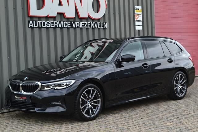 Zwart Gebruikt 2021 BMW 318 Executive Stationwagen | € 27.950 (Goede deal) - Afbeelding 1/4
