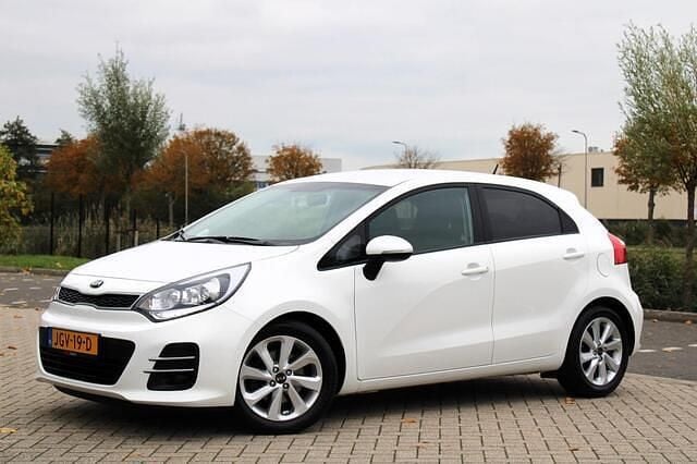 Wit Gebruikt 2015 Kia Rio Comfort Hatchback | € 8.450 (Eerlijke prijs) - Afbeelding 1/4