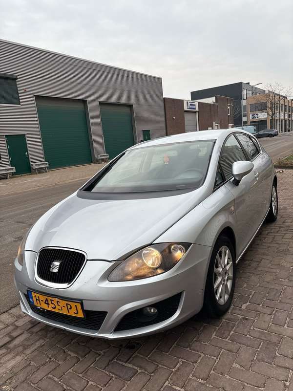 Grijs Gebruikt 2010 Seat Leon Reference MPV | € 3.900 (Eerlijke prijs) - Afbeelding 1/4