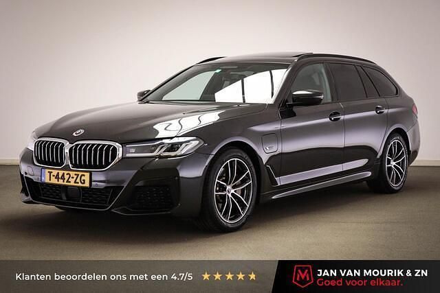 Grijs Gebruikt 2023 BMW 530e M Sport Stationwagen | € 44.450 (Eerlijke prijs) - Afbeelding 1/4