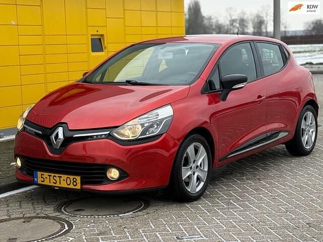 Rood (metallic) Occasion 2013 Renault Clio IV Night&Day Hatchback | € 5.495 (Eerlijke prijs) - Afbeelding 1/4