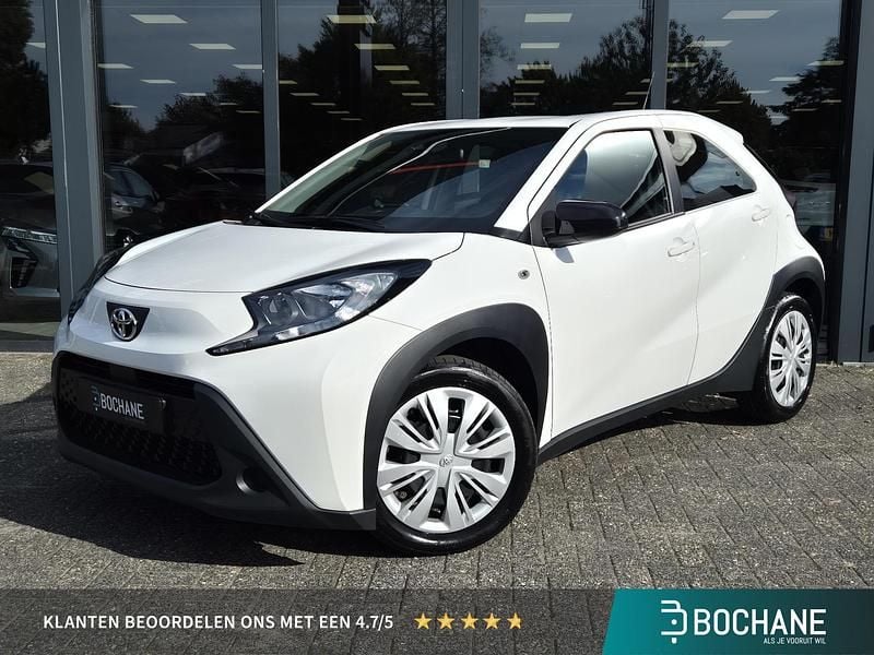 Wit Gebruikt 2022 Toyota Aygo Play Hatchback | € 15.785 (Goede deal) - Afbeelding 1/4