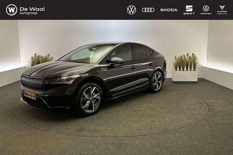 Zwart, metallic lak Gebruikt 2025 Skoda Enyaq iV SportLine SUV | € 46.900 - Afbeelding 1/4