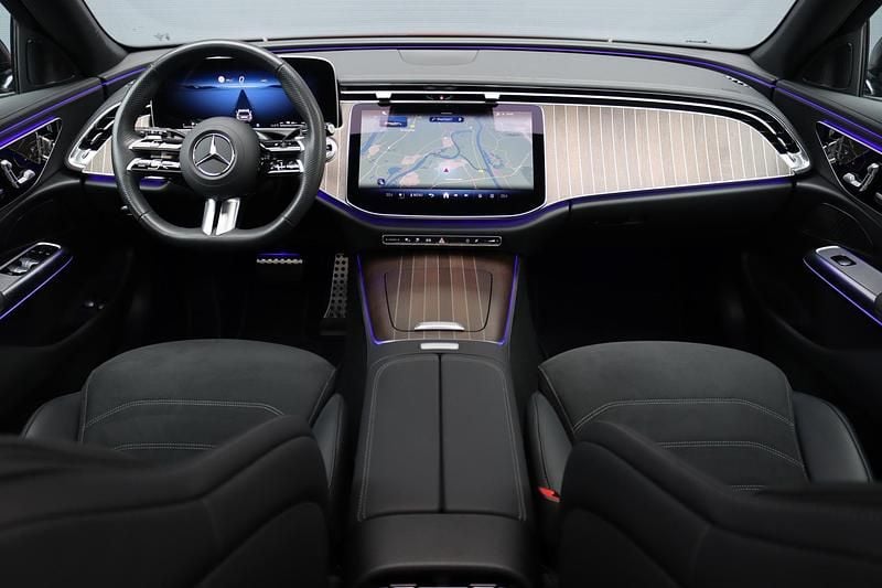 Occasion Mercedes E300 AMG line 313 PK (230 kW) 2024 Rood (metallic) Stationwagen