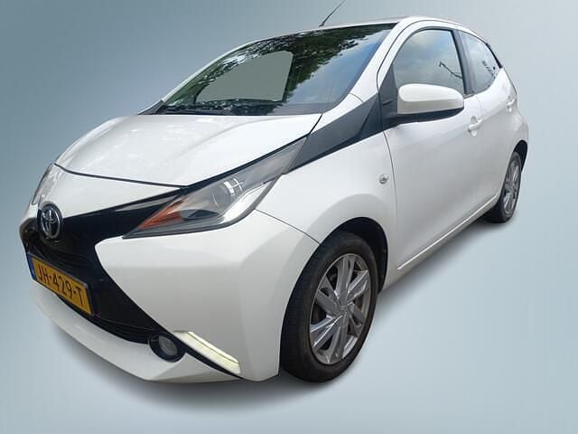 Wit Gebruikt 2014 Toyota Aygo X-play Hatchback | € 5.400 (Eerlijke prijs) - Afbeelding 1/4