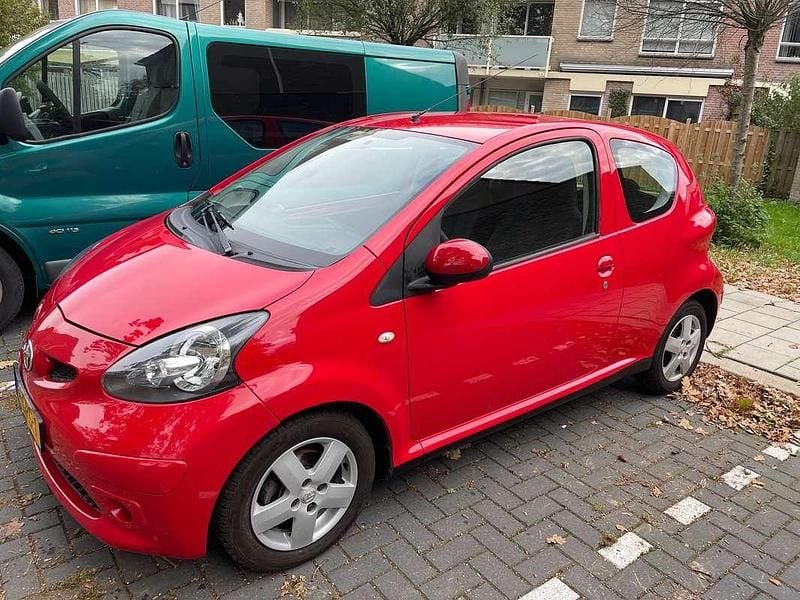 Rood Gebruikt 2008 Toyota Aygo Sport Hatchback | € 1.675 (Goede deal) - Afbeelding 1/4