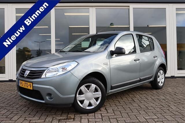 Grijs Gebruikt 2009 Dacia Sandero Ambiance Hatchback | € 2.600 (Eerlijke prijs) - Afbeelding 1/4