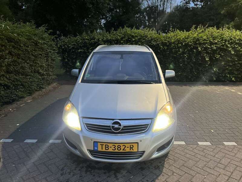 Grijs Gebruikt 2010 Opel Zafira Cosmo MPV | € 2.850 (Eerlijke prijs) - Afbeelding 1/4