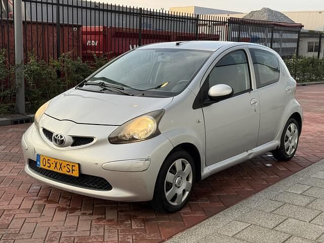 Grijs Gebruikt 2007 Toyota Aygo Hatchback | € 1.500 (Goede deal) - Afbeelding 1/4