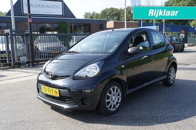 Zwart Gebruikt 2012 Toyota Aygo Sport Hatchback | € 3.999 (Eerlijke prijs) - Afbeelding 1/4
