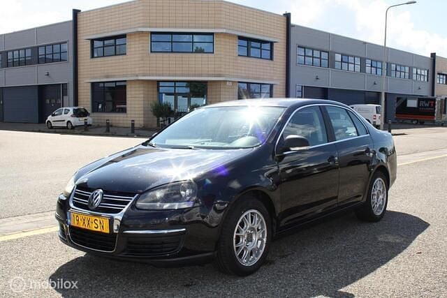Zwart Gebruikt 2007 VW Jetta Sportline Sedan | € 2.950 (Goede deal) - Afbeelding 1/4