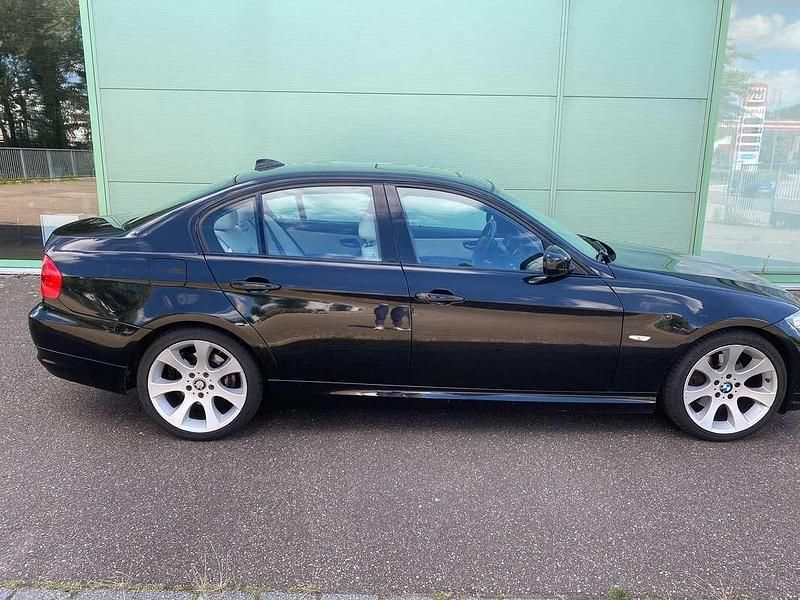 Zwart Gebruikt 2009 BMW 325 Sedan | € 6.500 (Eerlijke prijs) - Afbeelding 1/4