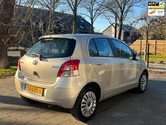 Beige Gebruikt 2010 Toyota Yaris Hatchback | € 4.990 (Eerlijke prijs) - Afbeelding 1/4