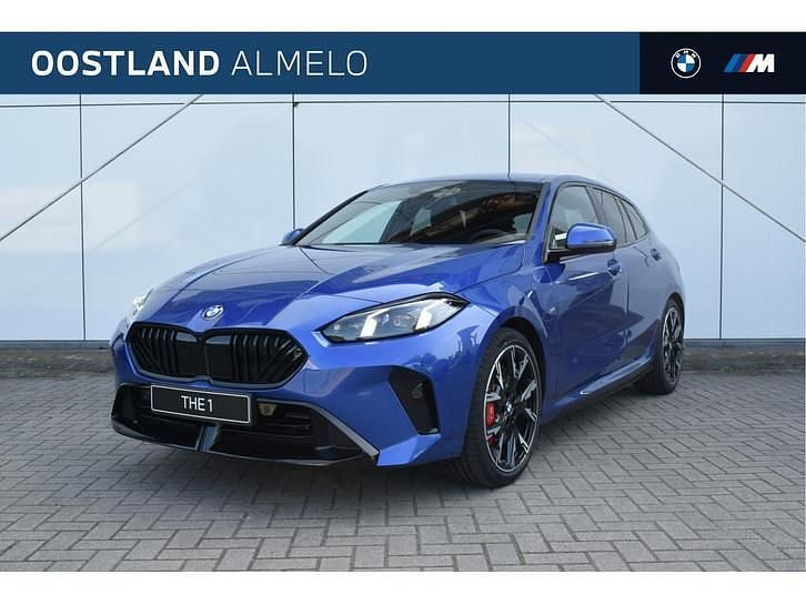 Blauw Nieuw 2025 BMW 120 M Sport Hatchback | € 53.941 (Eerlijke prijs) - Afbeelding 1/4