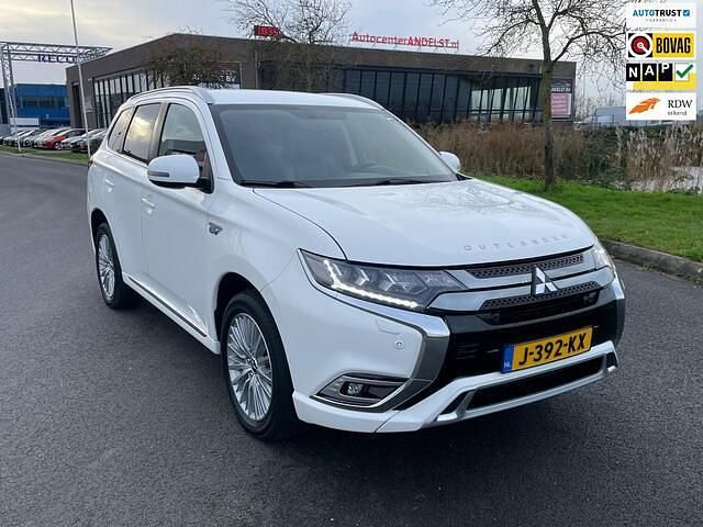 Wit Occasion 2020 Mitsubishi Outlander Intense SUV | € 18.450 (Goede deal) - Afbeelding 1/4