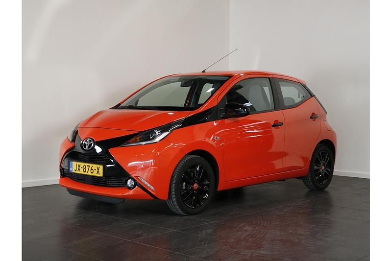 Oranje Occasion 2015 Toyota Aygo X-cite Hatchback | € 9.900 (Duur) - Afbeelding 1/1