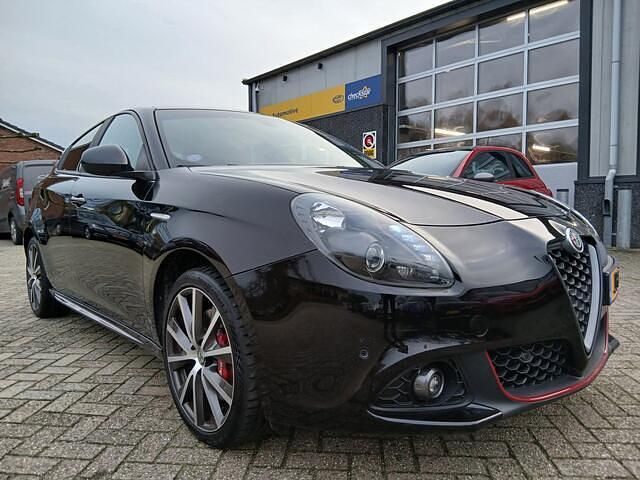 Zwart (metallic) Gebruikt 2018 Alfa Romeo Giulietta Hatchback | € 15.895 (Eerlijke prijs) - Afbeelding 1/4