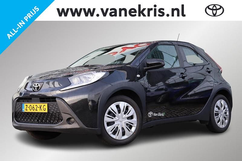 Zwart Occasion 2024 Toyota Aygo X Play SUV | € 17.999 (Eerlijke prijs) - Afbeelding 1/4