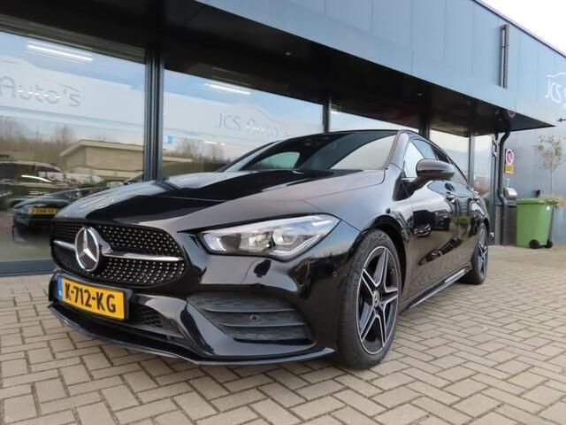 Zwart, metallic lak Gebruikt 2021 Mercedes CLA180 AMG Sedan | € 25.999 (Super prijs) - Afbeelding 1/4