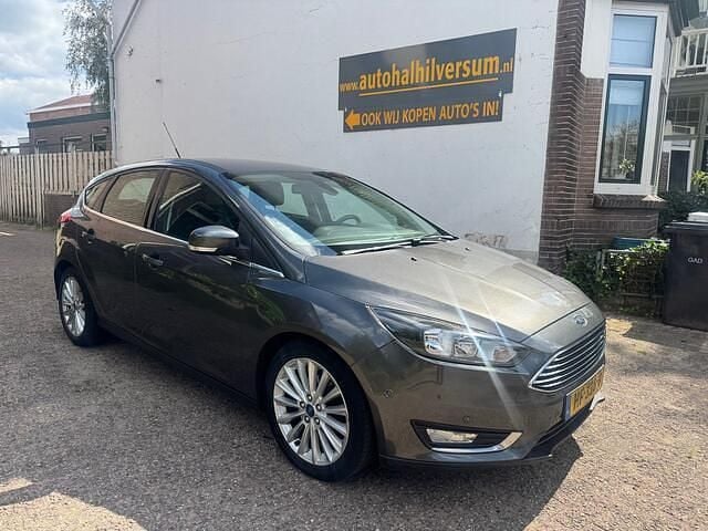 Grijs Gebruikt 2015 Ford Focus Titanium Hatchback | € 3.999 (Super prijs) - Afbeelding 1/4
