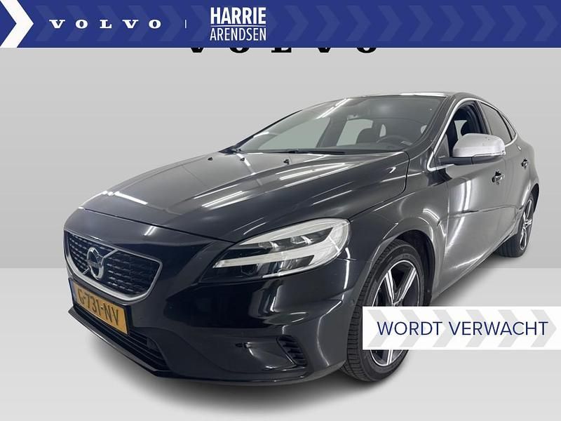 Zwart Gebruikt 2019 Volvo V40 Stationwagen | € 22.694 (Iets duurder) - Afbeelding 1/4
