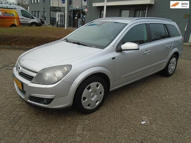 Grijs (metallic) Occasion 2005 Opel Astra Essentia Stationwagen | € 1.350 (Goede deal) - Afbeelding 1/4
