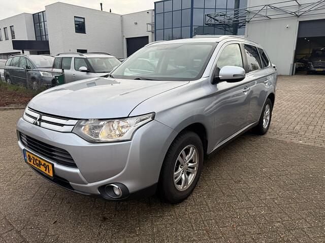 Grijs (metallic) Occasion 2015 Mitsubishi Outlander Edition SUV | € 7.450 (Super prijs) - Afbeelding 1/4