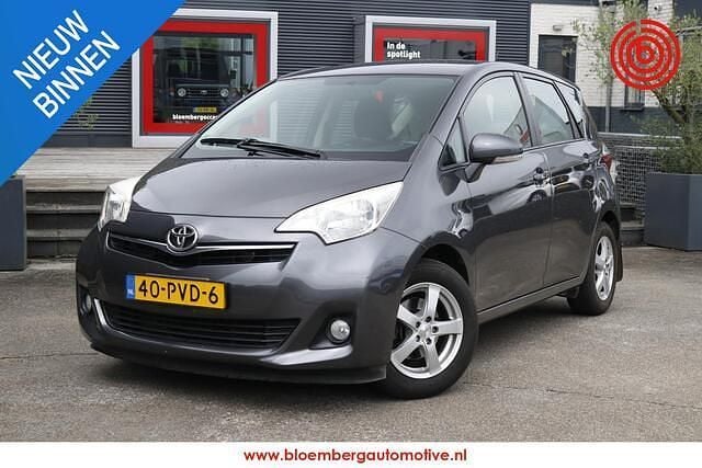 Grijs Gebruikt 2011 Toyota Verso-S MPV | € 7.900 (Iets duurder) - Afbeelding 1/4