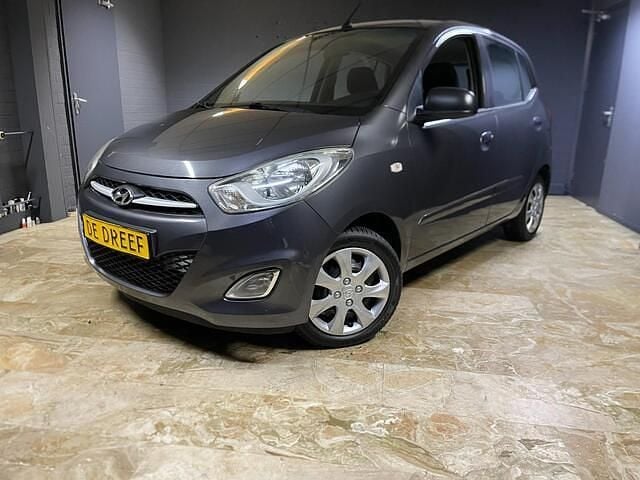 Grijs, metallic lak Gebruikt 2012 Hyundai i10 Hatchback | € 3.750 (Goede deal) - Afbeelding 1/4