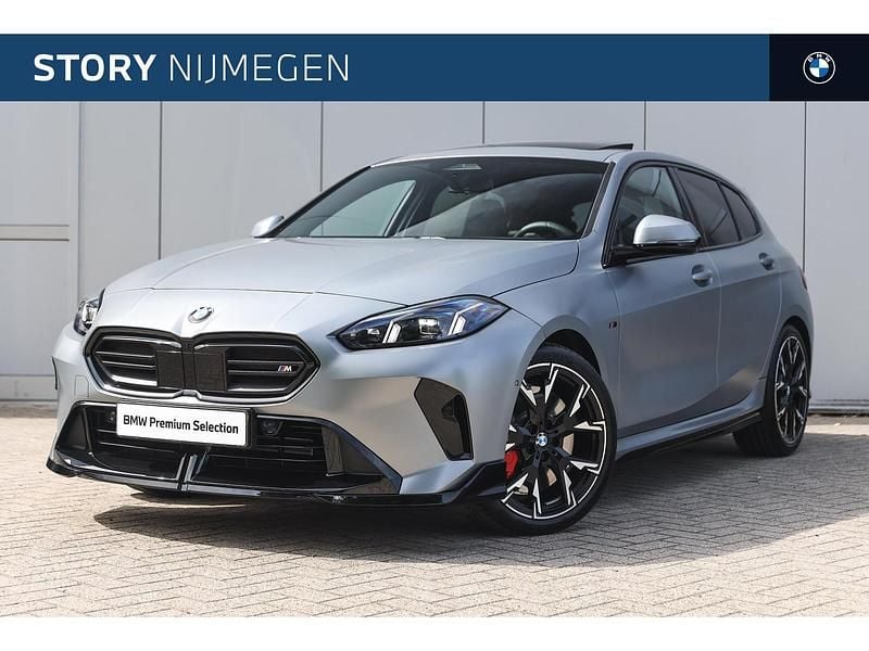 Grijs Gebruikt 2025 BMW 120 M Sport Hatchback | € 53.950 - Afbeelding 1/4