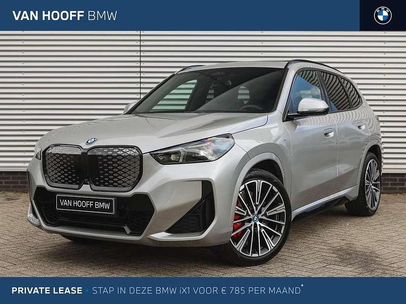 Spacesilber Nieuw 2025 BMW iX1 M Sport SUV | € 65.818 (Duur) - Afbeelding 1/4