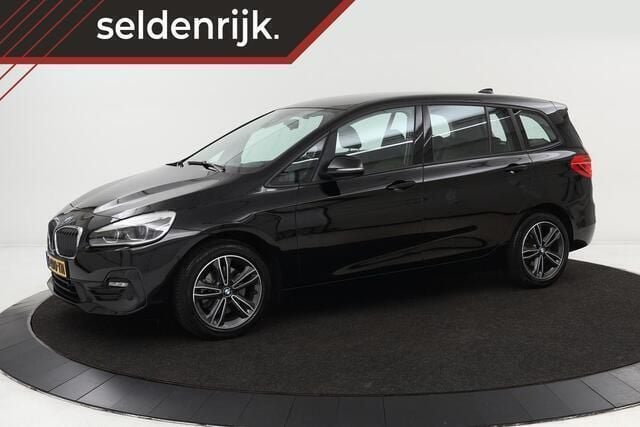 Zwart Gebruikt 2021 BMW 218 Gran Tourer Executive MPV | € 16.400 (Goede deal) - Afbeelding 1/4