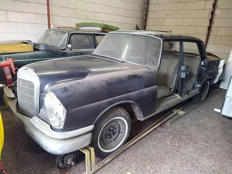 Zwart Gebruikt 1965 Mercedes 220 Sedan | € 4.500 - Afbeelding 1/4