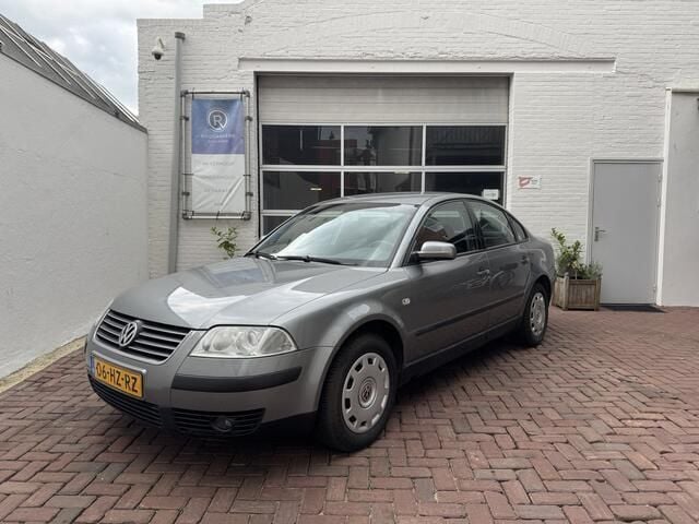 Grijs Gebruikt 2002 VW Passat Sedan | € 2.745 (Iets duurder) - Afbeelding 1/4