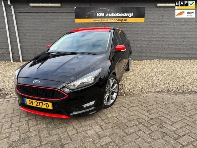 Zwart Gebruikt 2016 Ford Focus Hatchback | € 9.250 (Goede deal) - Afbeelding 1/4
