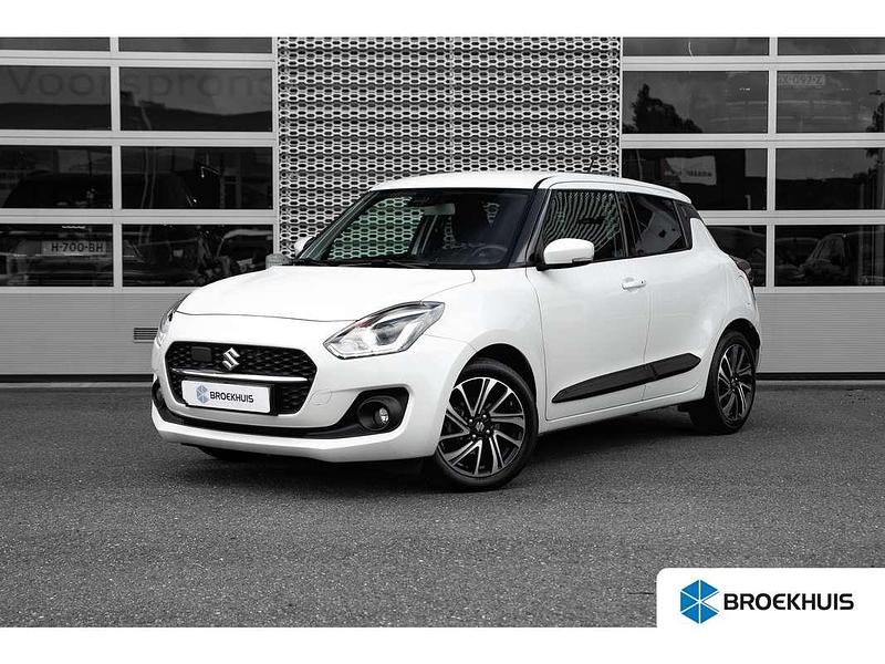 Wit Gebruikt 2022 Suzuki Swift Style Hatchback | € 16.945 (Eerlijke prijs) - Afbeelding 1/4