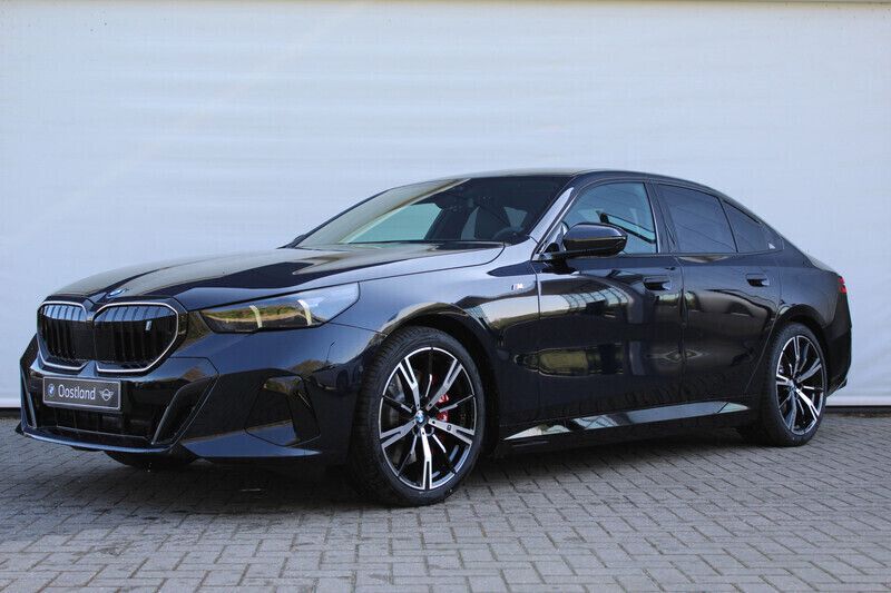 Zwart Nieuw 2025 BMW i5 M Sport Sedan | € 91.366 (Iets duurder) - Afbeelding 1/4